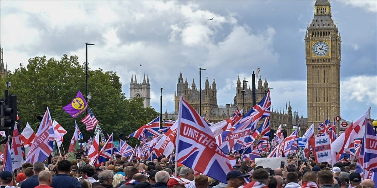 asiri sag protestolar londrayi karistirdi 26 polis yaralandi bSagqpap