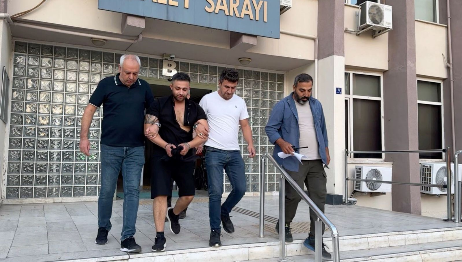 yolda kalinca aku caldi neden sikayetci olmus anlamadim dedi iuG69FdC