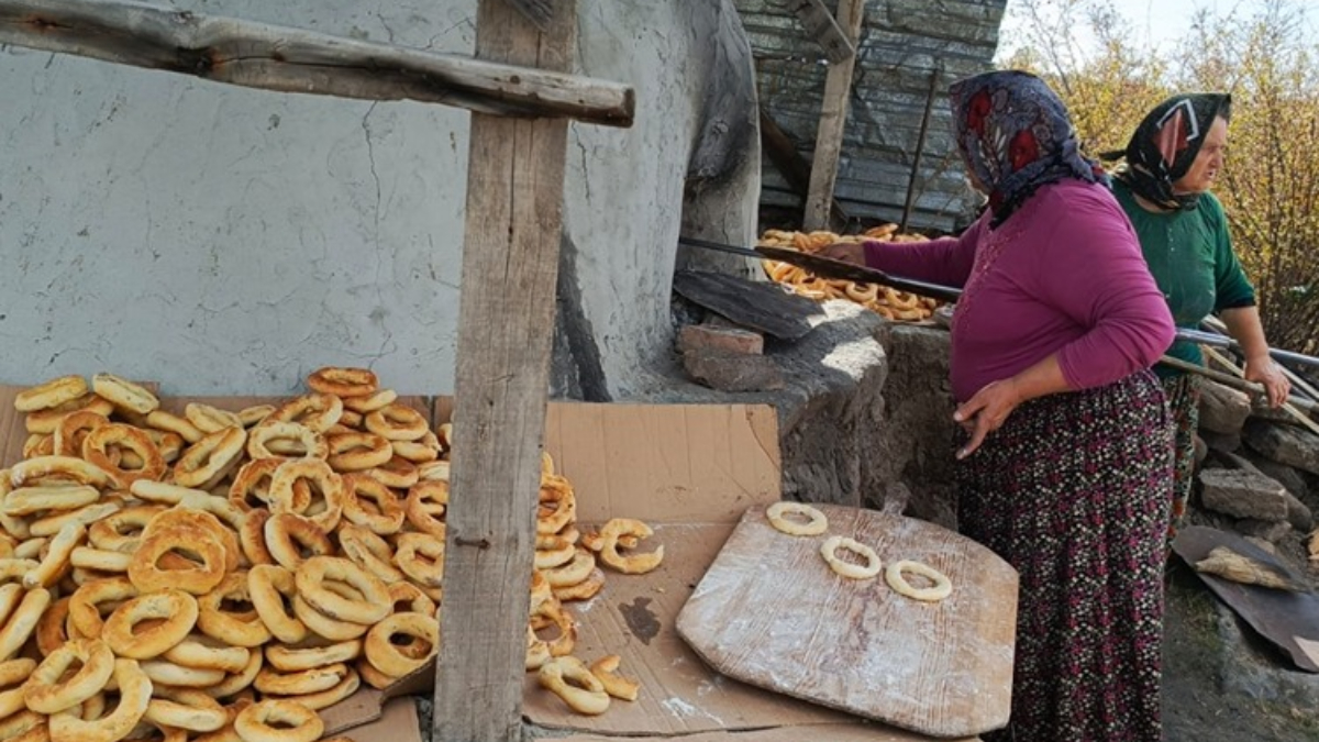 700 yillik hamur isi 4 malzeme ile yapiliyor kis boyu tuketiliyor vzif7sPE.jpg