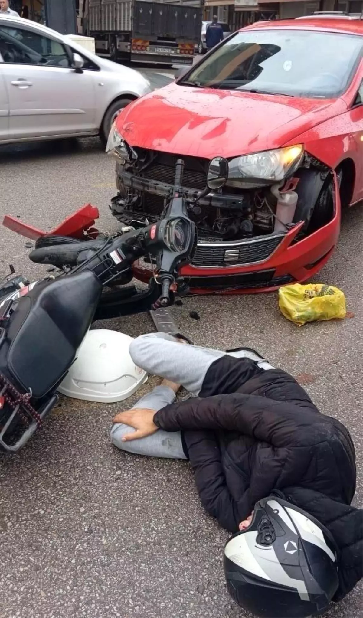 adapazarinda motosiklet ve otomobil kafa kafaya carpisti ZpzrfWDX.jpg