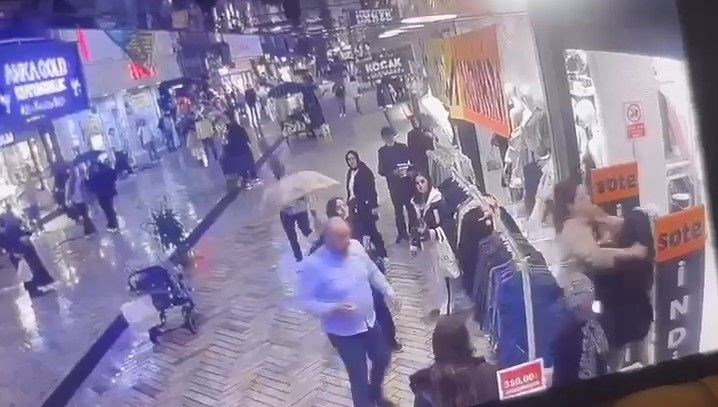 etek giyen universite ogrencisine saldiri gozaltina alindi NfGOMpRn