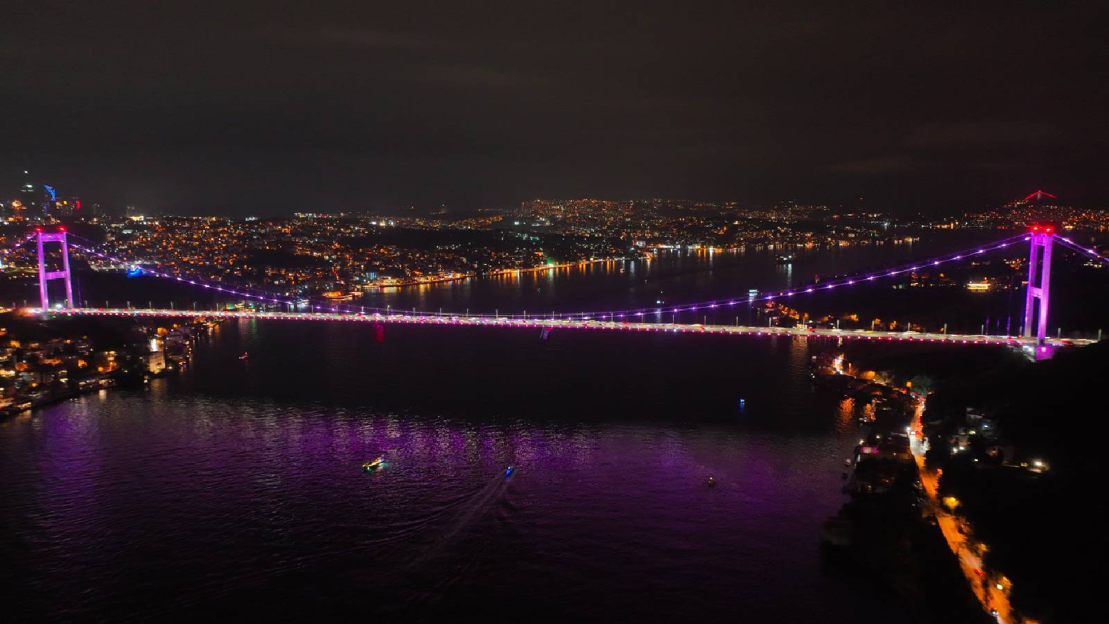 fatih sultan mehmet koprusu meme kanseri farkindaligi icin pembe renkle aydinlatildi aTIus598.jpg