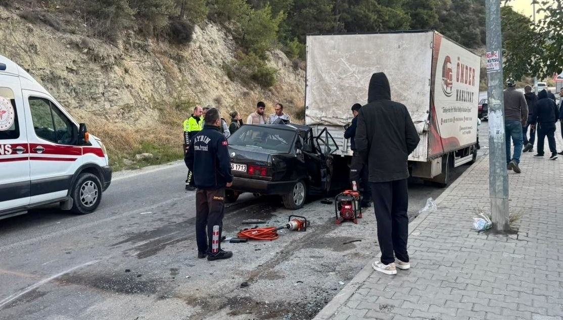 kusadasinda otomobil park halindeki kamyonete carpti bir olu dort yarali MCWhVUSR.jpg