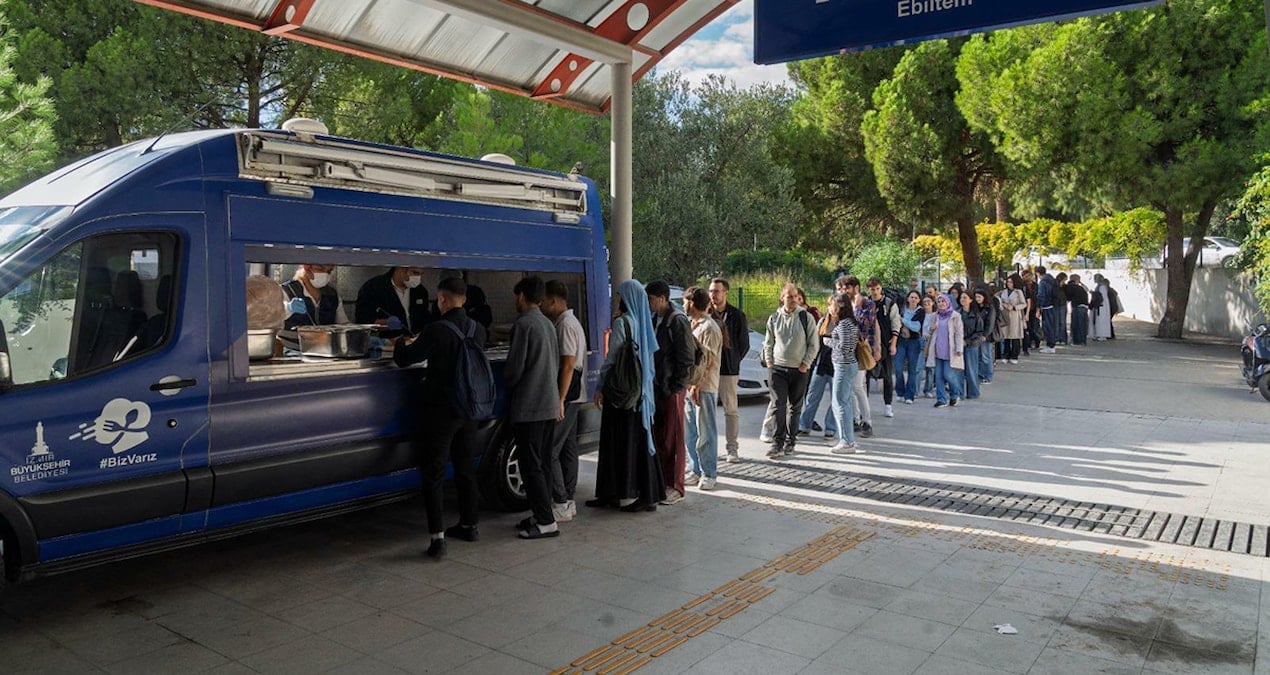 universiteliler ucretsiz yemek kuyrugunda PNdkSl3W.jpg