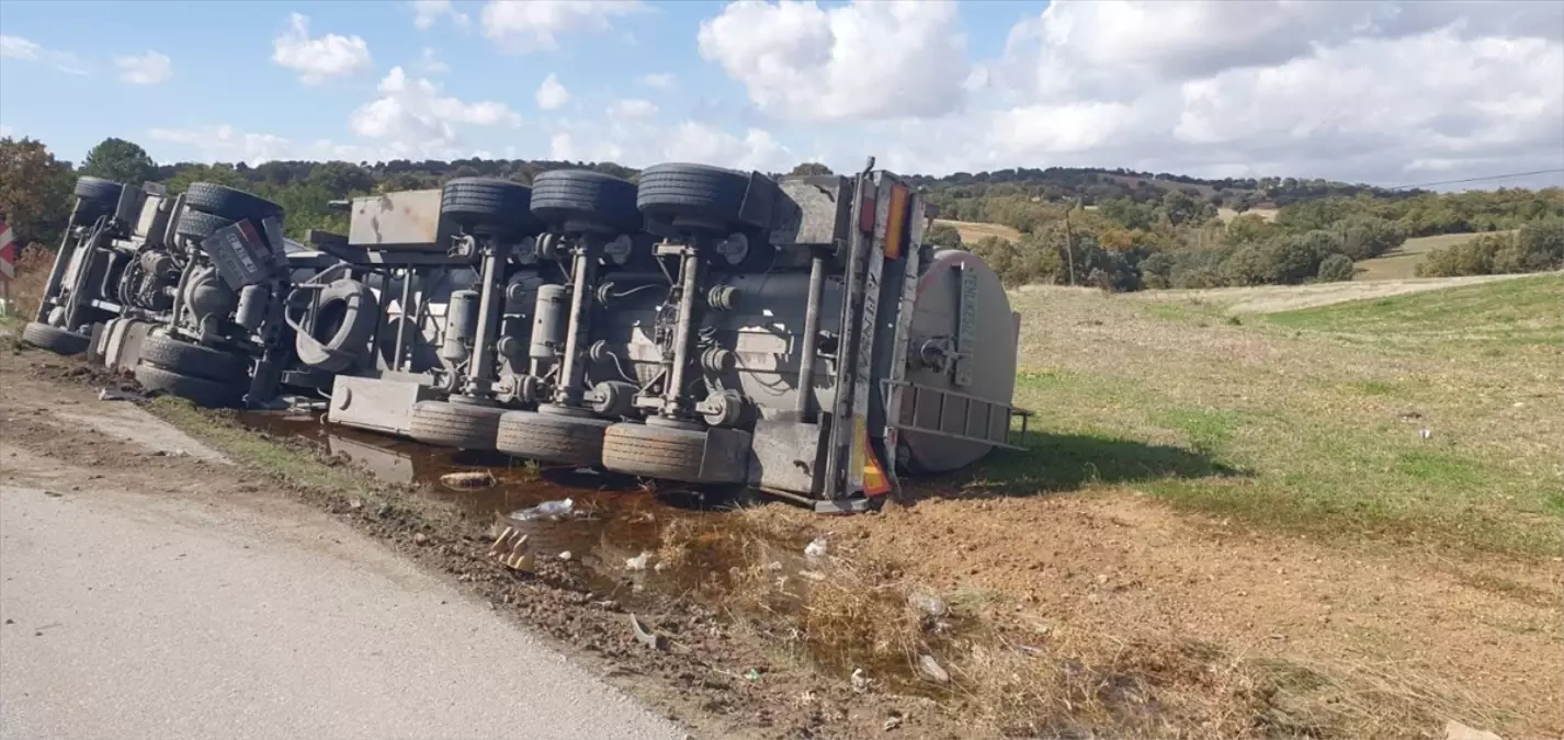 usakta tir devrildi surucu yaralandi gHFfbH1M.jpg