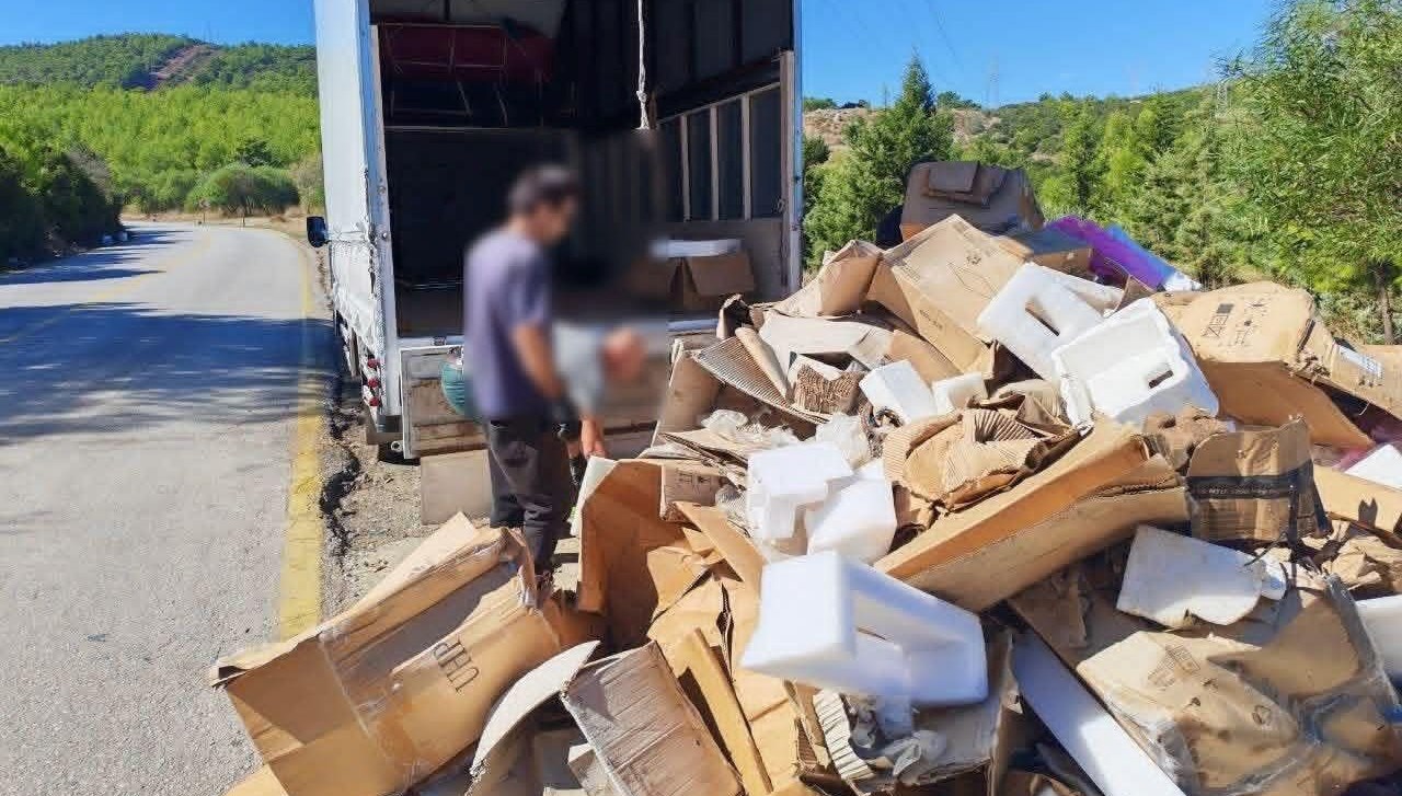 yol kenarina atik doken kisilere para cezasi kesildi fEEfRNnf