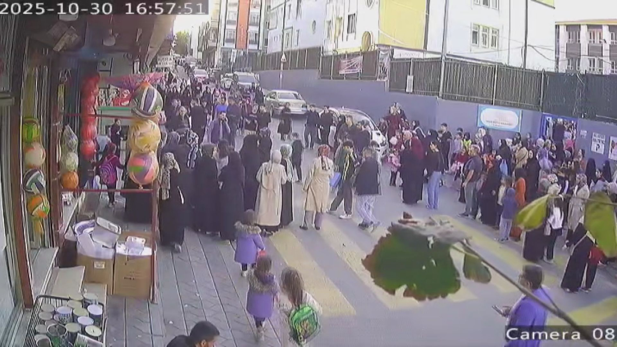 istanbulda cocugu taciz ettigi one surulen kisiyi mahalleli darbetti Q7YRKBSH.jpg