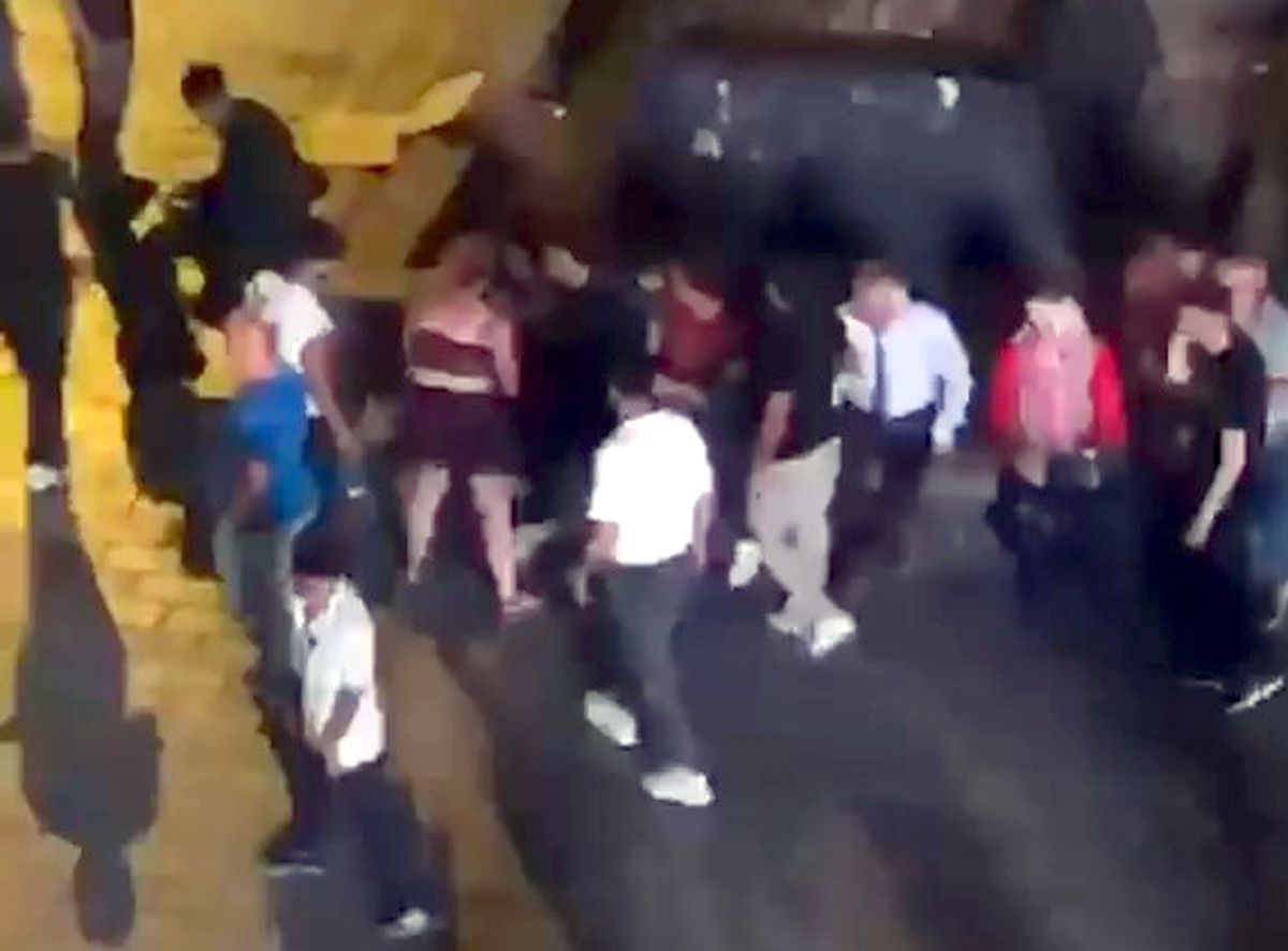 Esenyurt’ta Halay Çeken Grupla Kavga